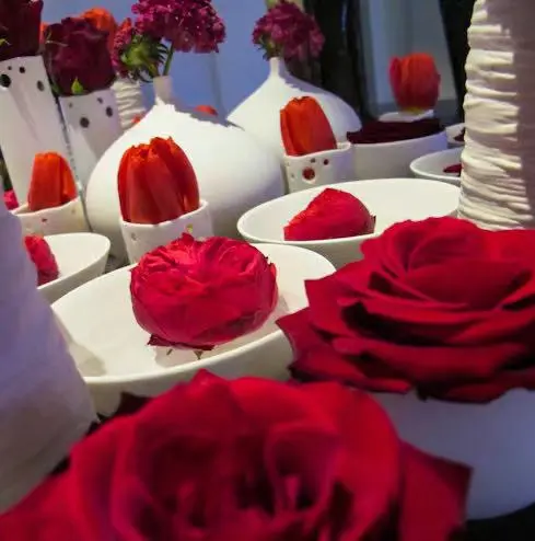 Top flower arrangement decor with red roses and tulips for luxury hotels and banquets.